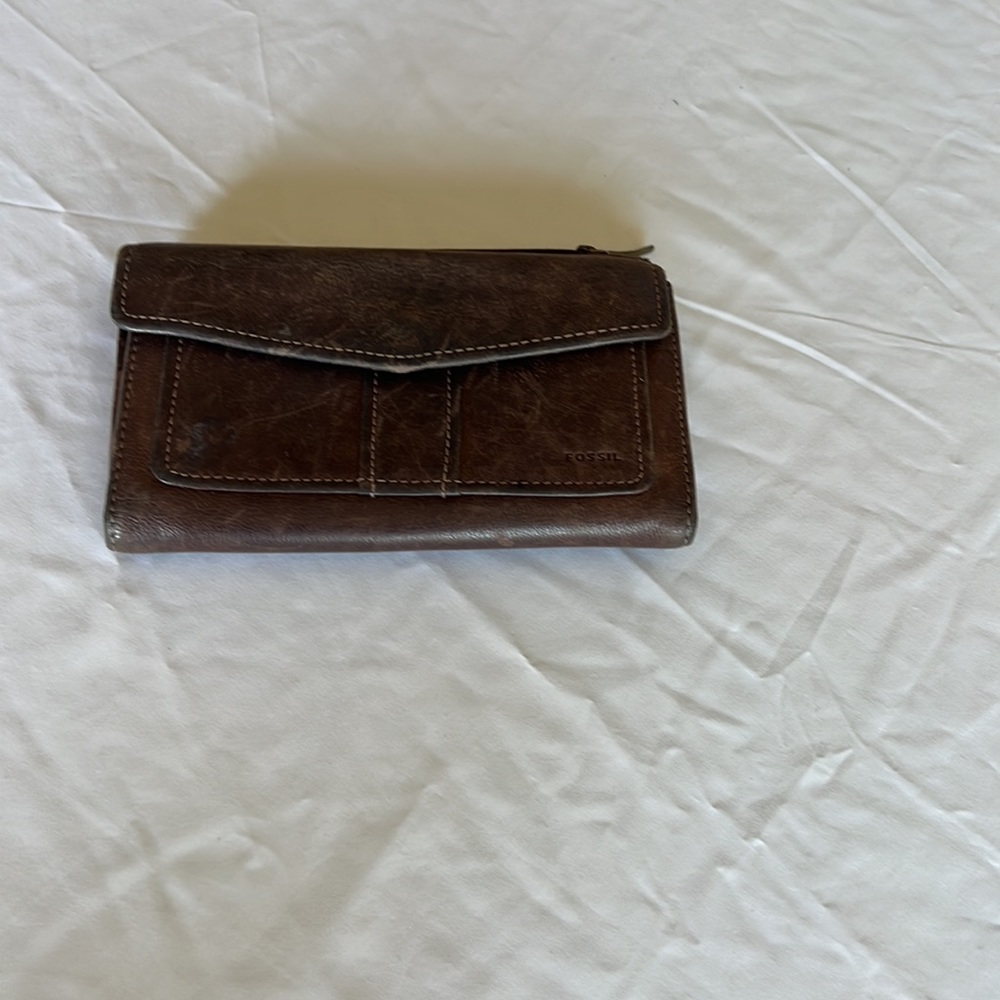 Fossil women brown leather wallet; great condition with minor scratches